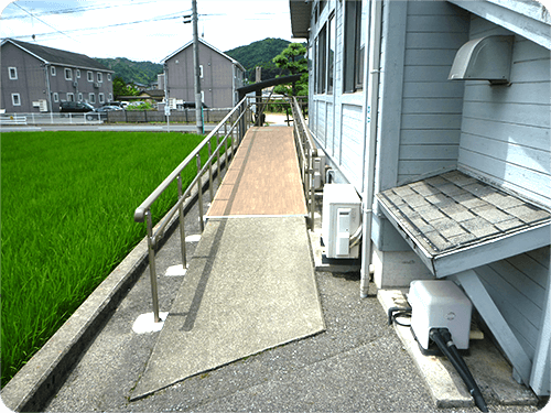 車椅子でもスロープで楽々